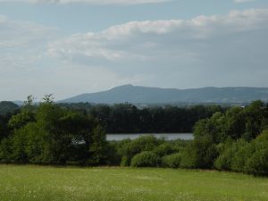 Rybník Žabakor, v pozadí Ještěd, červenec 2016